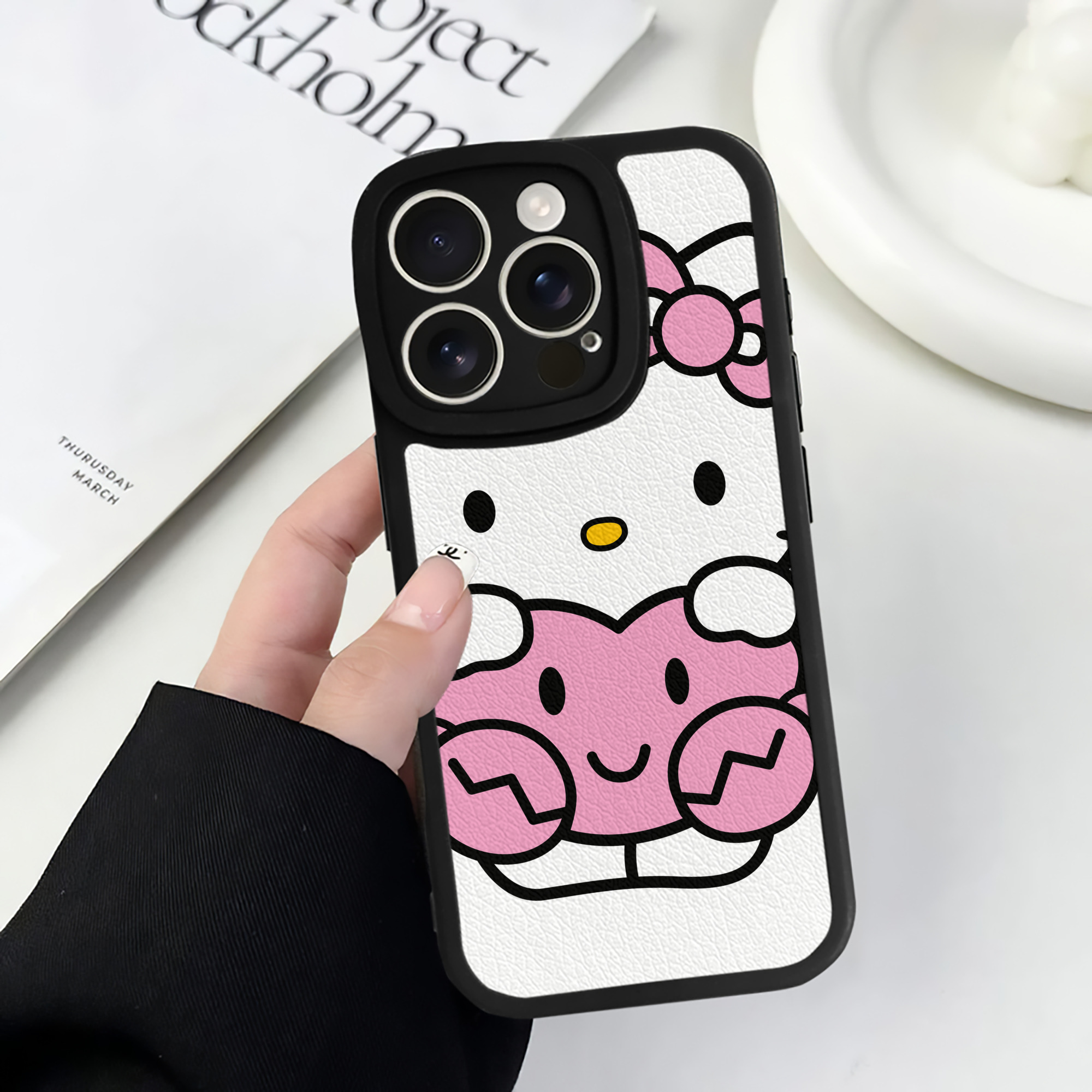 （画像用） Hello Kitty ハローキティ 【iPhone 16シリーズ対応】シリコンスマホケース（レザー調） 材質：シリコン